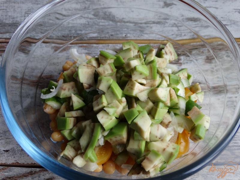 Фото приготовление рецепта: Садовый салат с нутом и авокадо шаг №5