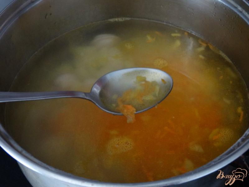 Фото приготовление рецепта: Суп с пельменями шаг №4