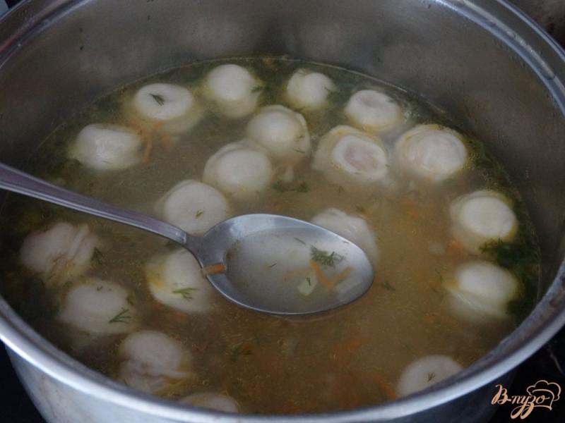 Фото приготовление рецепта: Суп с пельменями шаг №5
