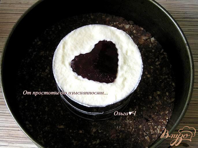 Фото приготовление рецепта: Торт-мусс «Три шоколада» с вишневым желе шаг №10