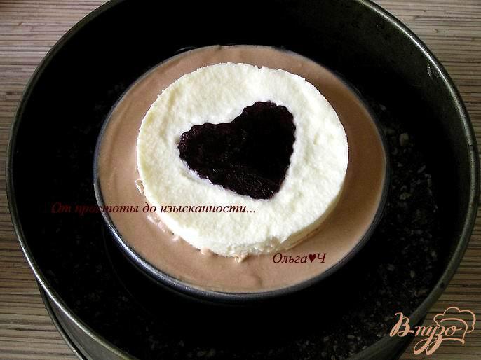 Фото приготовление рецепта: Торт-мусс «Три шоколада» с вишневым желе шаг №13