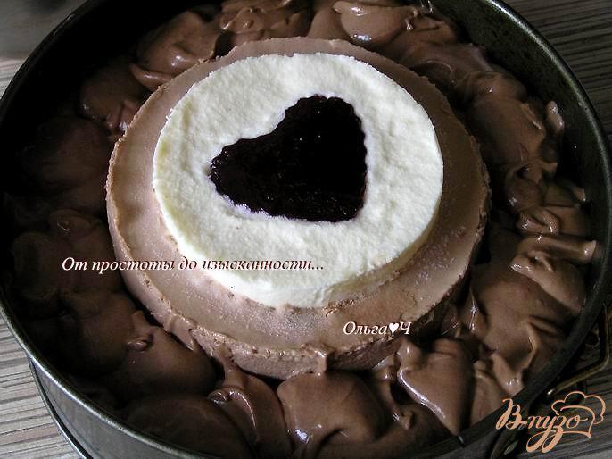 Фото приготовление рецепта: Торт-мусс «Три шоколада» с вишневым желе шаг №15