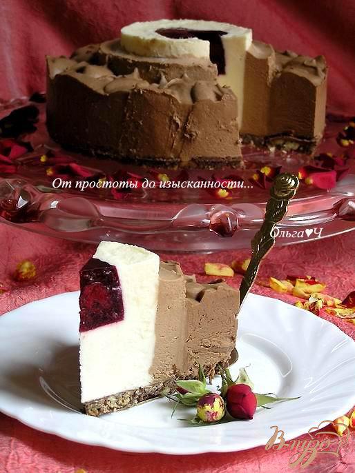 Фото приготовление рецепта: Торт-мусс «Три шоколада» с вишневым желе шаг №17