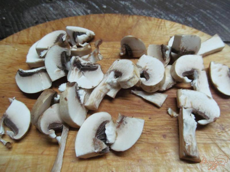 Фото приготовление рецепта: Салат из куриной печени с грибами шаг №3