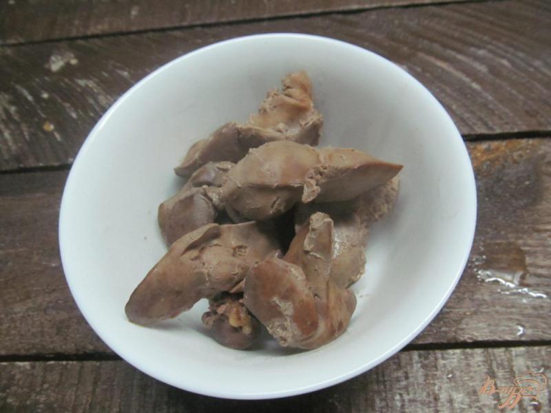 Фото приготовление рецепта: Салат из куриной печени с грибами шаг №6