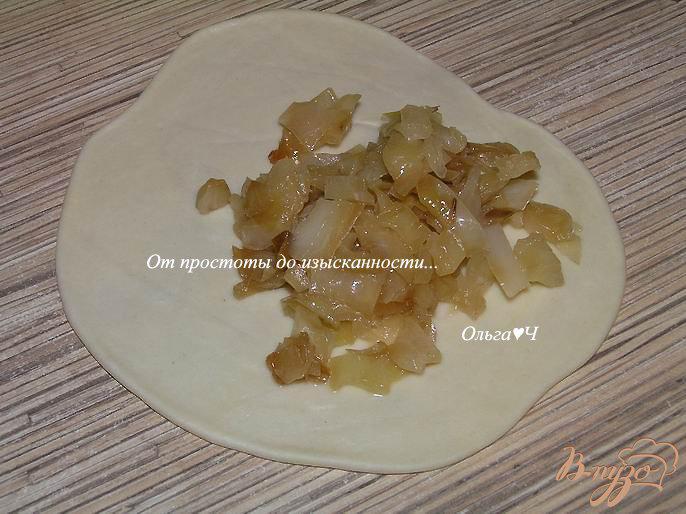 Фото приготовление рецепта: Чебуреки с капустой шаг №5