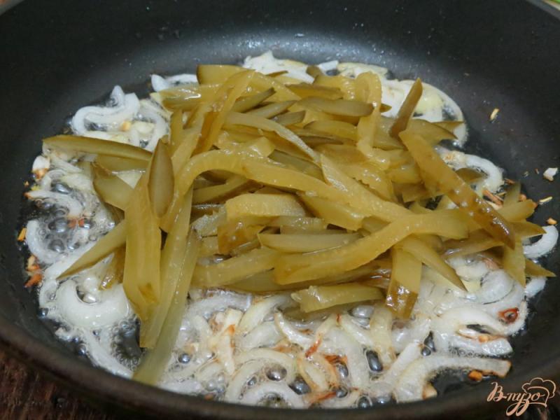 Фото приготовление рецепта: Бефстроганов из говядины с солёными огурцами шаг №5