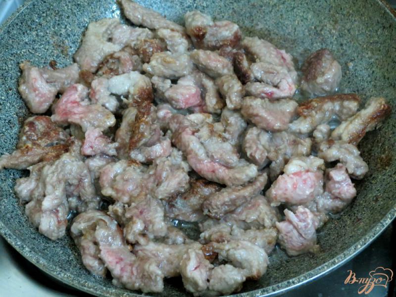 Фото приготовление рецепта: Бефстроганов из говядины с солёными огурцами шаг №6