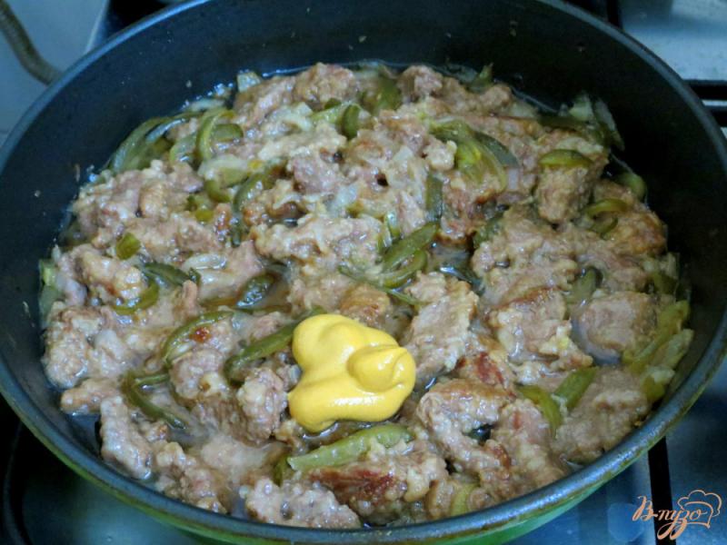 Фото приготовление рецепта: Бефстроганов из говядины с солёными огурцами шаг №7