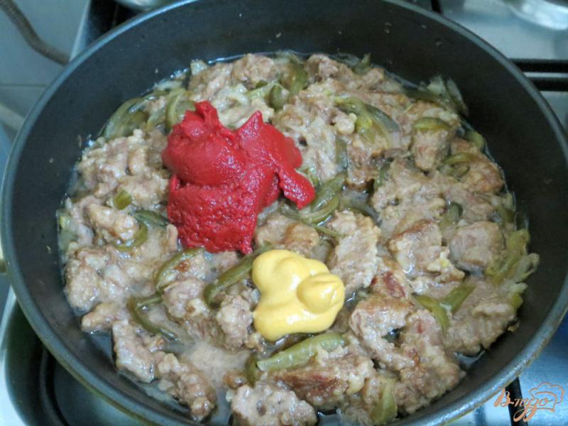 Фото приготовление рецепта: Бефстроганов из говядины с солёными огурцами шаг №8