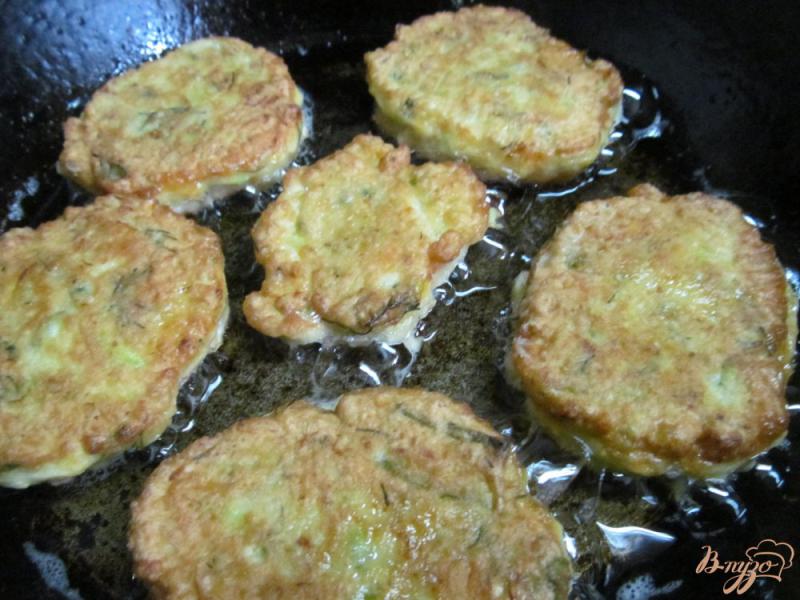 Фото приготовление рецепта: Кабачковые оладьи с сырной начинкой шаг №3