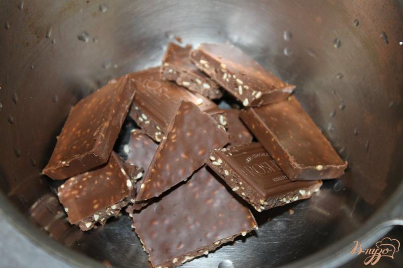 Фото приготовление рецепта: Клубнично - шоколадный творожный чизкейк шаг №2