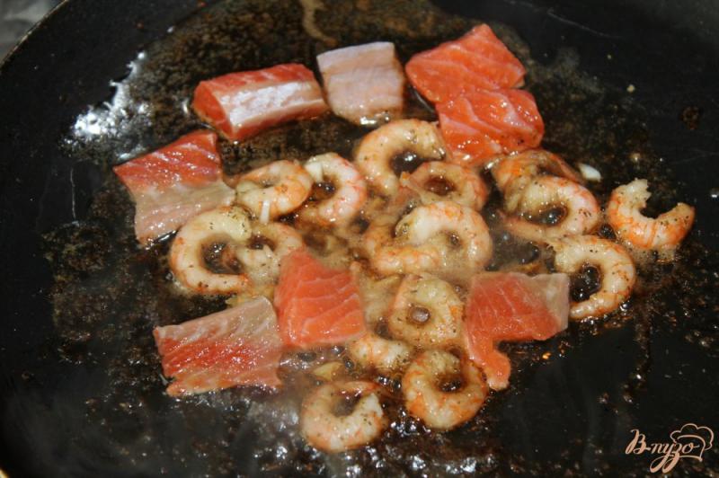 Фото приготовление рецепта: Салат с лососем и коктейльными креветками шаг №5