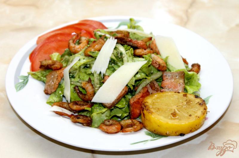 Фото приготовление рецепта: Салат с лососем и коктейльными креветками шаг №10