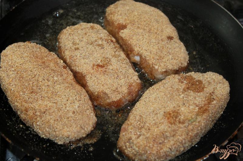 Фото приготовление рецепта: Свиные зразы с фетой и перцем шаг №8