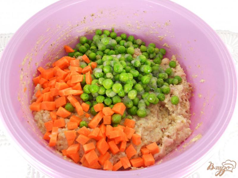 Фото приготовление рецепта: Домашние колбаски с горошком и морковью шаг №4