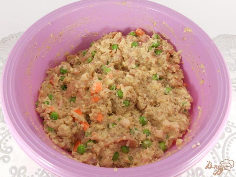 Фото приготовление рецепта: Домашние колбаски с горошком и морковью шаг №5