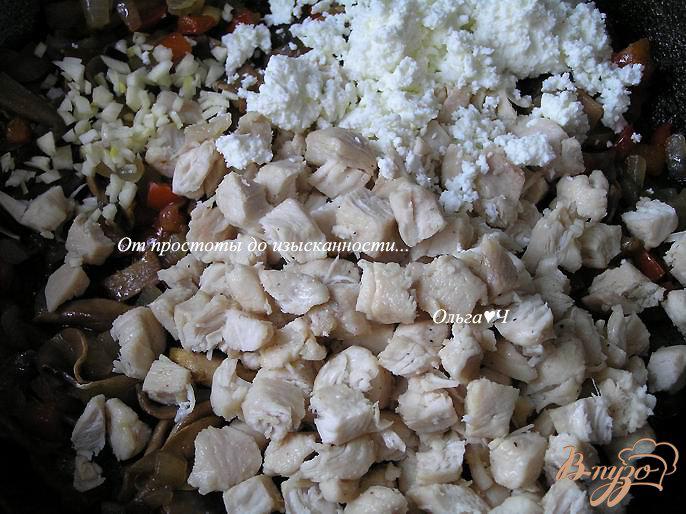 Фото приготовление рецепта: Жюльен с курицей, грибами, овощами и творогом шаг №4