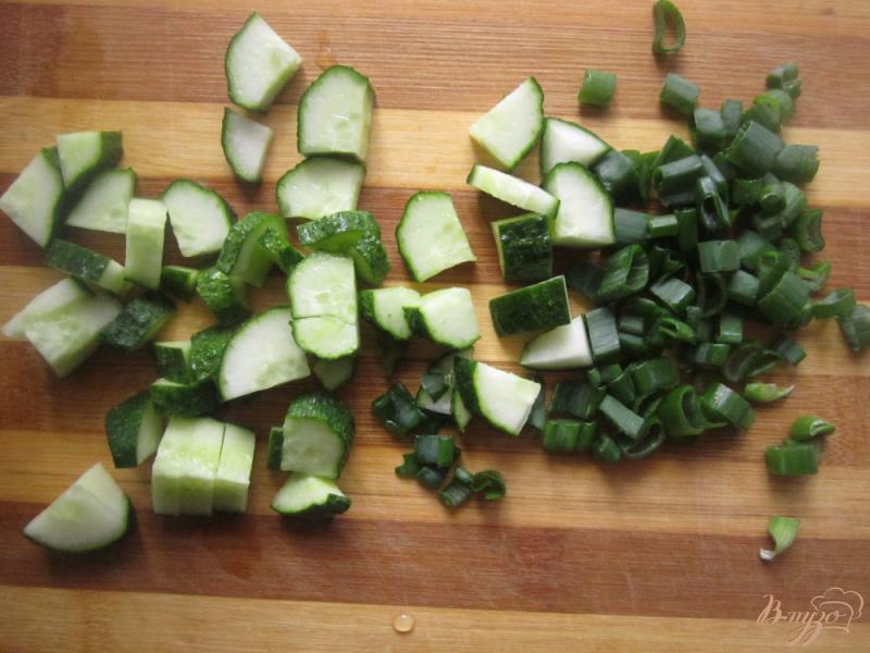 Фото приготовление рецепта: Салат с семгой и зеленью шаг №1