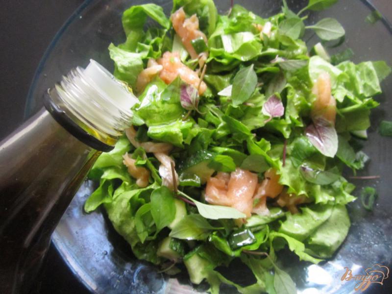 Фото приготовление рецепта: Салат с семгой и зеленью шаг №4
