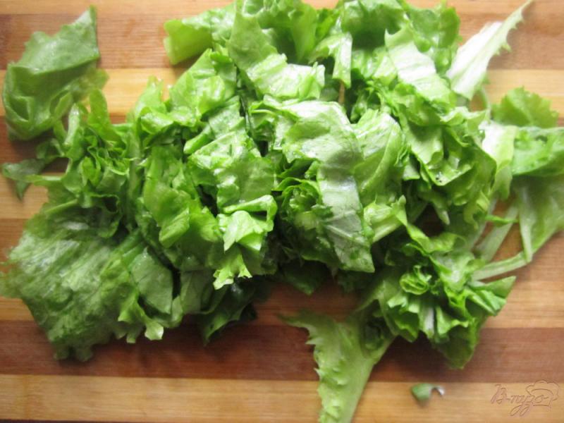 Фото приготовление рецепта: Салат с семгой и зеленью шаг №3