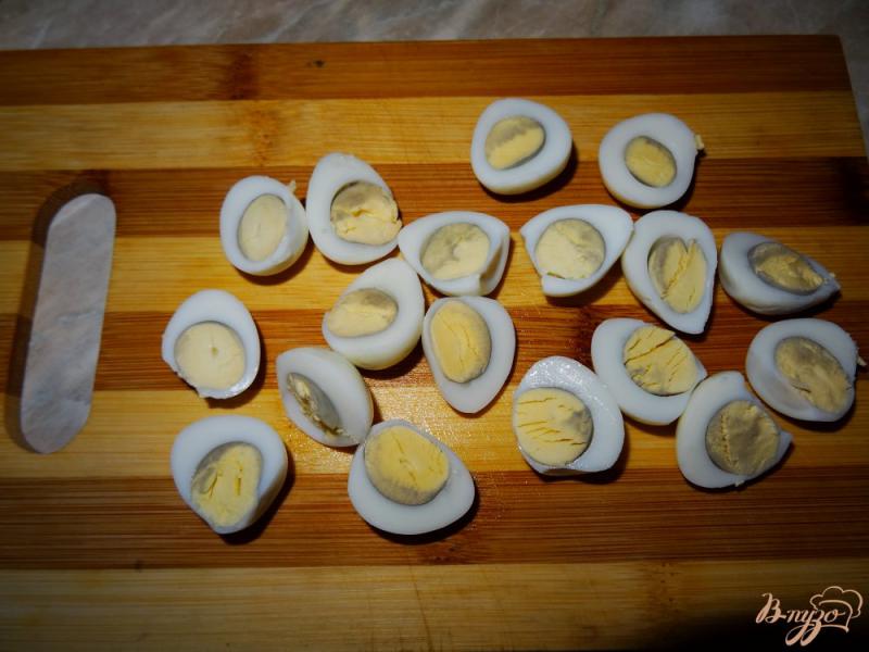 Фото приготовление рецепта: Салат с тунцом и перепелиными яйцами шаг №4
