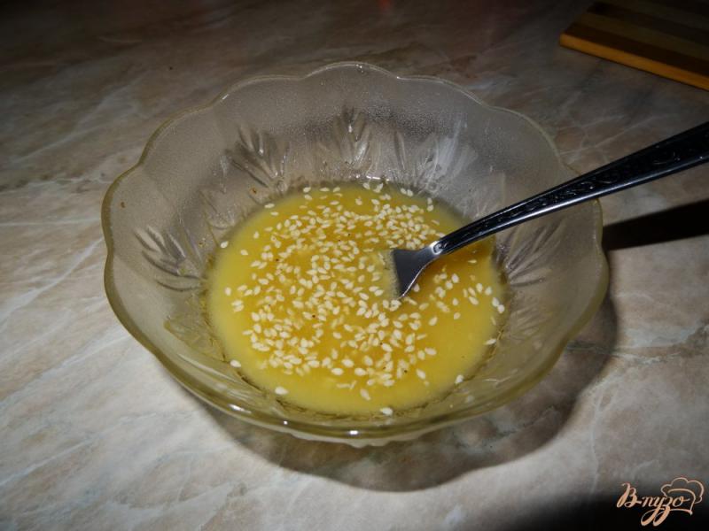 Фото приготовление рецепта: Салат с тунцом и перепелиными яйцами шаг №8