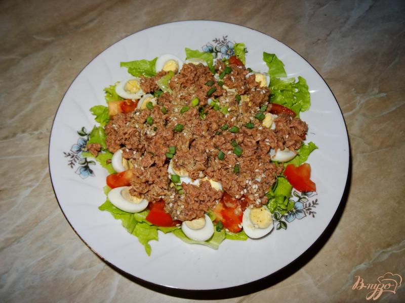 Фото приготовление рецепта: Салат с тунцом и перепелиными яйцами шаг №9