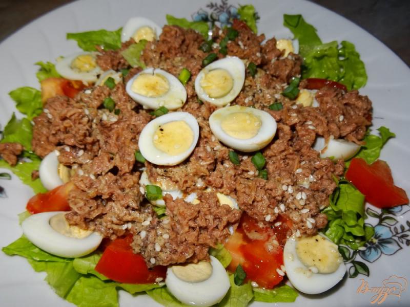 Фото приготовление рецепта: Салат с тунцом и перепелиными яйцами шаг №10