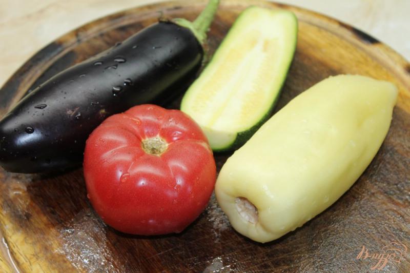 Фото приготовление рецепта: Маринованные овощи в соевом соусе и свежем базилике в лаваше шаг №1