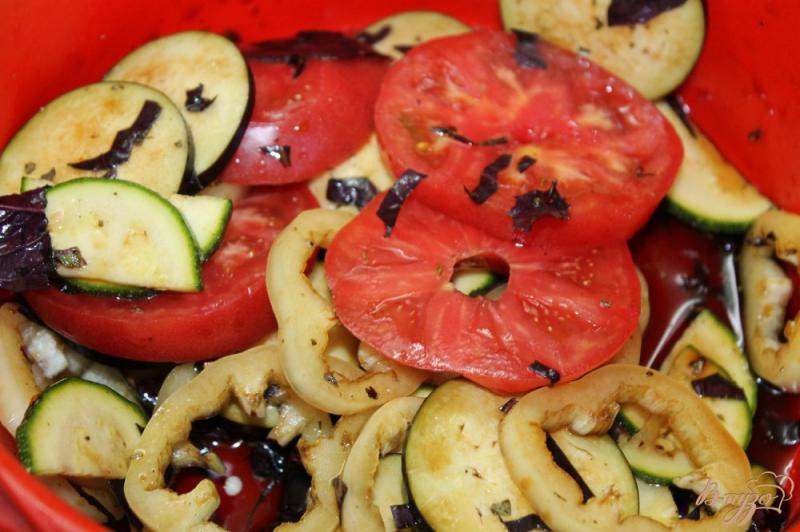 Фото приготовление рецепта: Маринованные овощи в соевом соусе и свежем базилике в лаваше шаг №6
