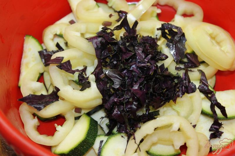 Фото приготовление рецепта: Маринованные овощи в соевом соусе и свежем базилике в лаваше шаг №4