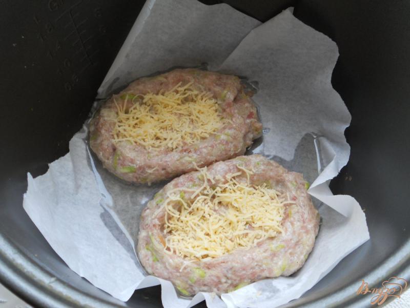 Фото приготовление рецепта: Мясные «хачапури» в мультиварке шаг №3