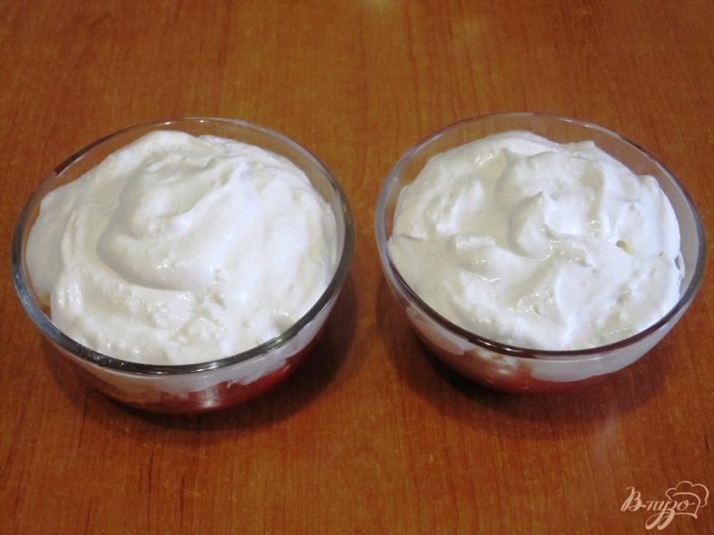 Фото приготовление рецепта: Десерт из клубники, безе и взбитых сливок шаг №9