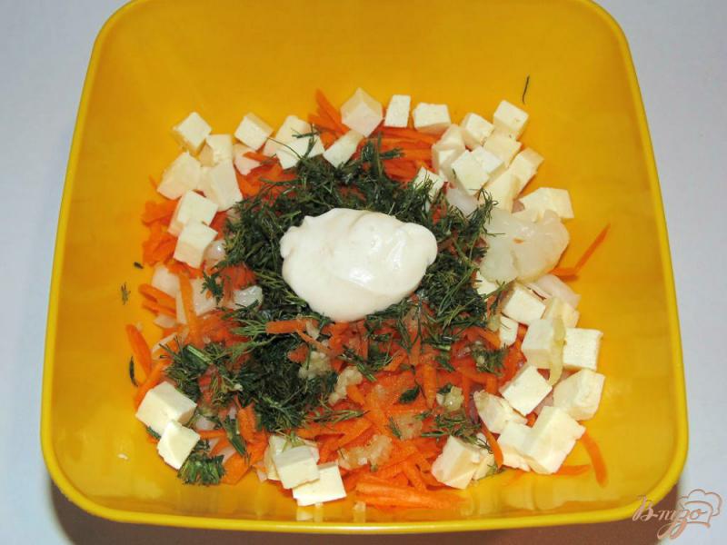 Фото приготовление рецепта: Острый салат из цветной капусты с морковью и адыгейским сыром шаг №5