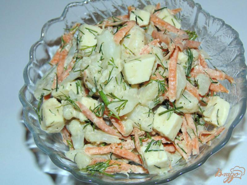 Фото приготовление рецепта: Острый салат из цветной капусты с морковью и адыгейским сыром шаг №6