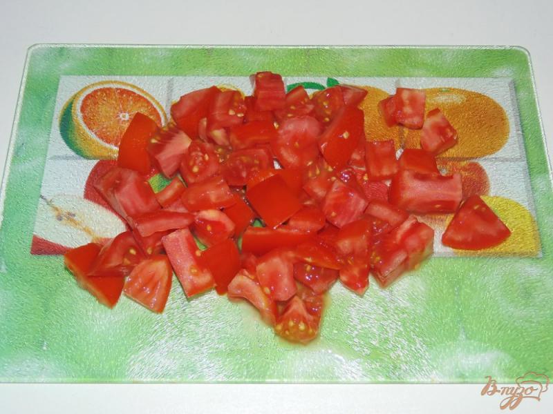 Фото приготовление рецепта: Салат из помидоров с черной фасолью и адыгейским сыром шаг №3