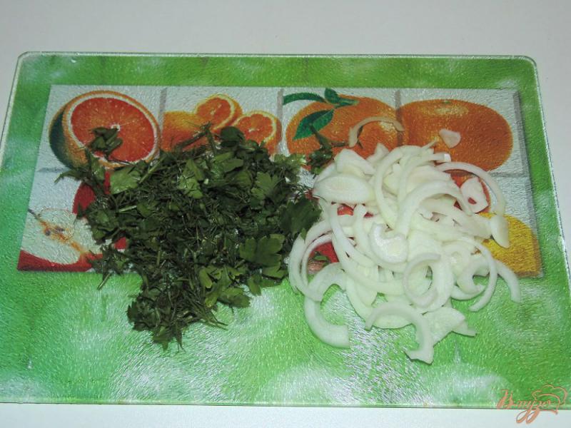 Фото приготовление рецепта: Салат из помидоров с черной фасолью и адыгейским сыром шаг №4
