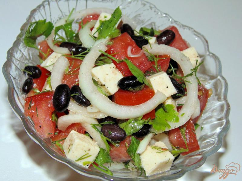 Фото приготовление рецепта: Салат из помидоров с черной фасолью и адыгейским сыром шаг №5
