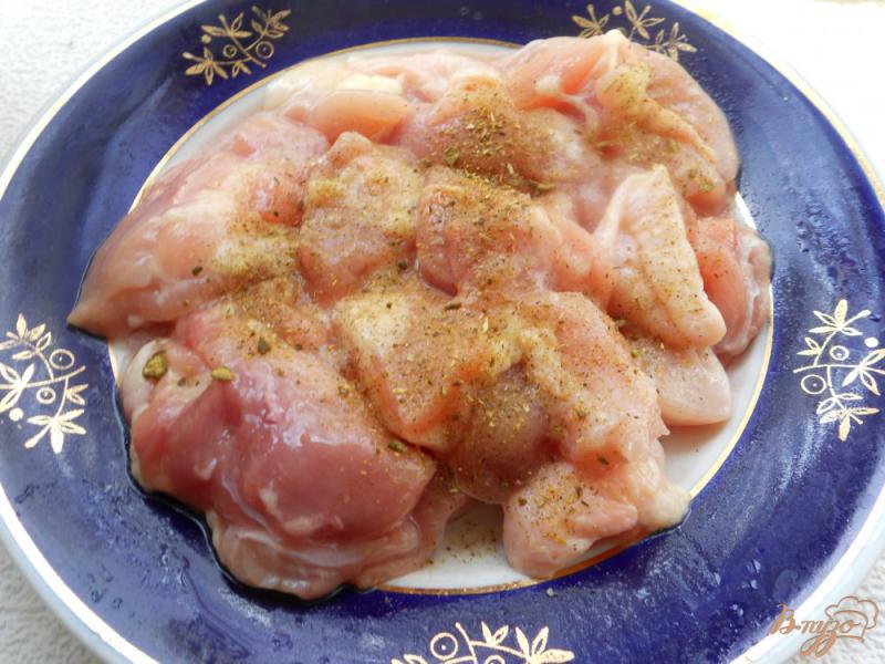 Фото приготовление рецепта: Молодой картофель с жареной курицей и горошком шаг №2