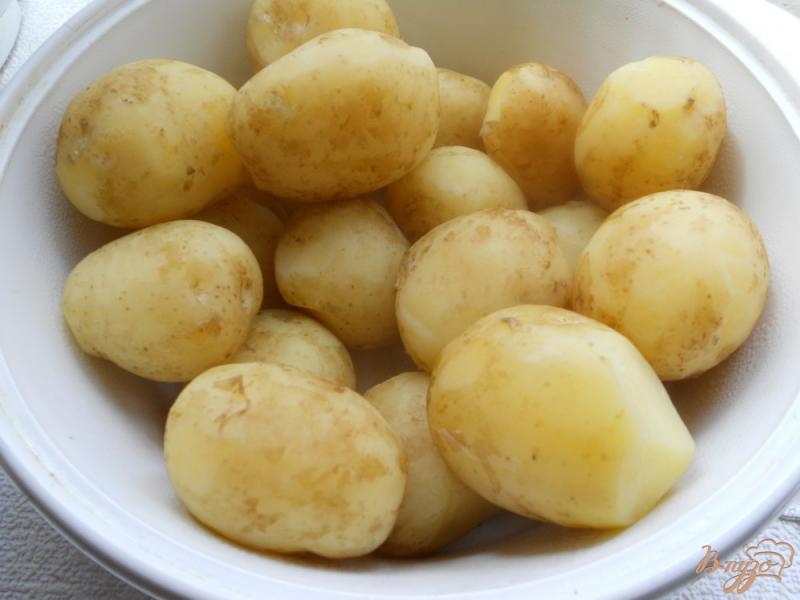 Фото приготовление рецепта: Молодой картофель с жареной курицей и горошком шаг №1