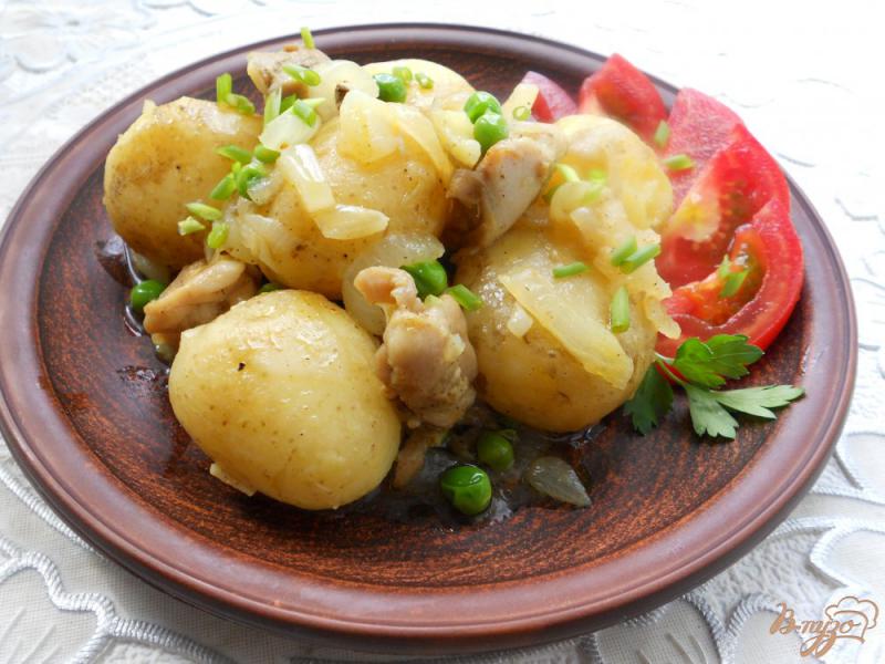 Фото приготовление рецепта: Молодой картофель с жареной курицей и горошком шаг №7