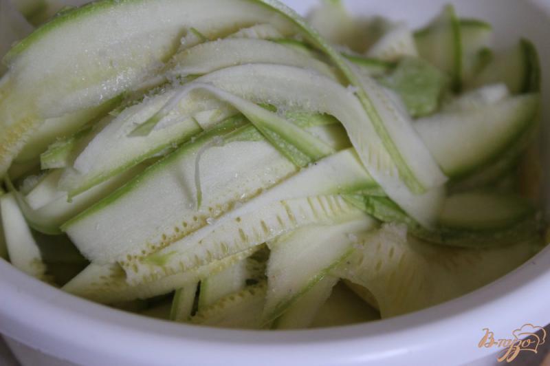 Фото приготовление рецепта: Салат к шашлыку из молодых кабачков шаг №2