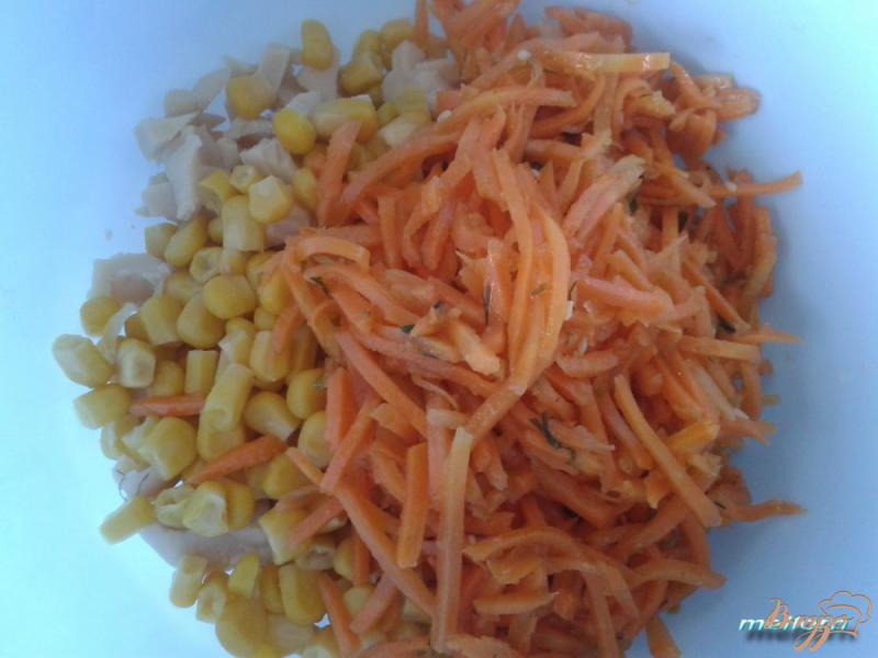 Фото приготовление рецепта: Салат с кальмарами, морковью по-корейски и сыром шаг №3