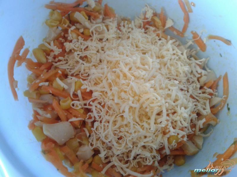 Фото приготовление рецепта: Салат с кальмарами, морковью по-корейски и сыром шаг №4