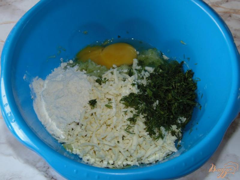 Фото приготовление рецепта: Оладьи из кабачка с адыгейским сыром шаг №3