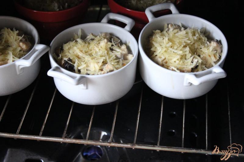 Фото приготовление рецепта: Жюльен с курицей и грибами шаг №6