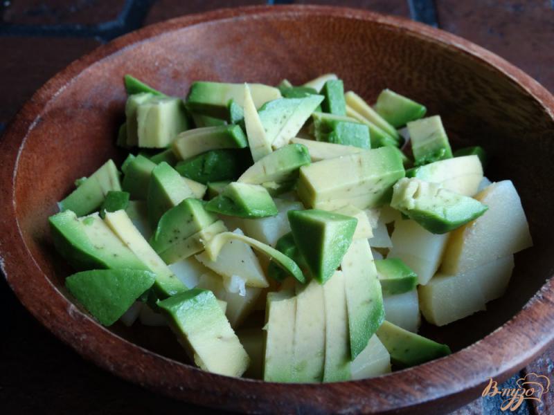 Фото приготовление рецепта: Салат из картофеля и авокадо шаг №2