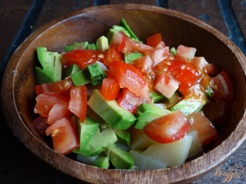 Фото приготовление рецепта: Салат из картофеля и авокадо шаг №3