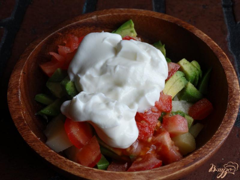 Фото приготовление рецепта: Салат из картофеля и авокадо шаг №4